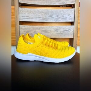 APL TechLoom Wave running shoes size 9 for women